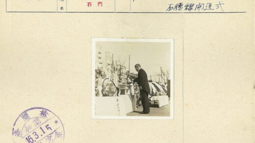 商务男士与装饰桌户外场景.jpg