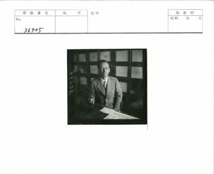 商务男士办公桌工作照.jpg
