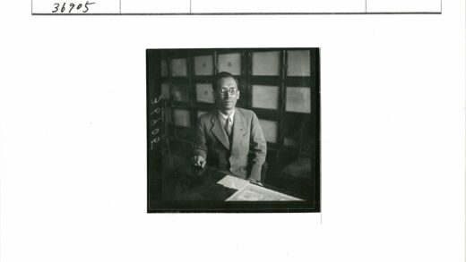 商务男士办公桌工作照.jpg