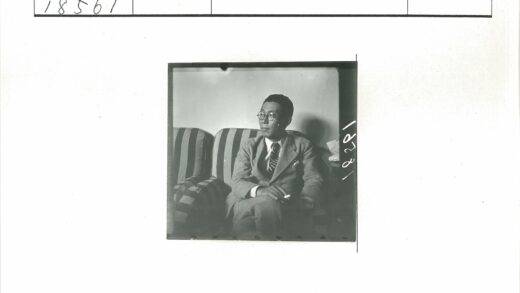 商务男士室内吸烟肖像.jpg