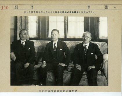 商务男士室内沙发合影.jpg