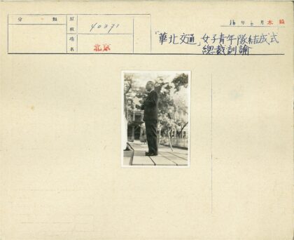 商务男士户外手持文件.jpg