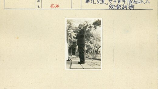 商务男士户外手持文件.jpg