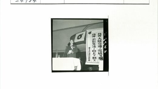 商务男士持文件与水罐展示横幅.jpg
