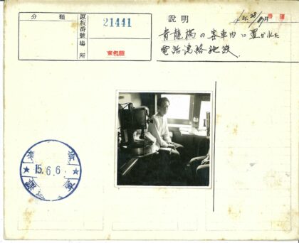商务男士窗前办公电话旁.jpg