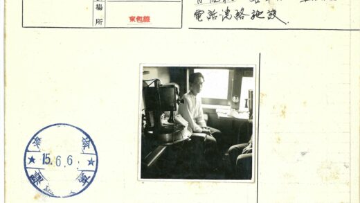 商务男士窗前办公电话旁.jpg