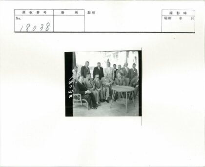 商务男士露台聚会.jpg