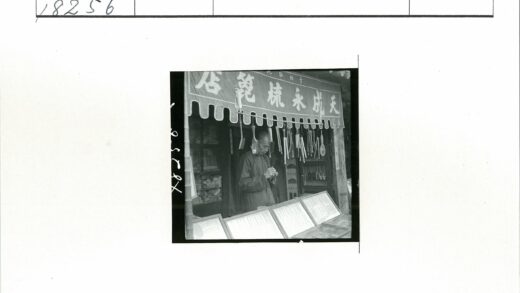 商店前男子展示刷子器具.jpg