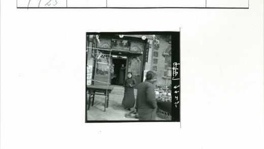 商店外女人与店内男人.jpg