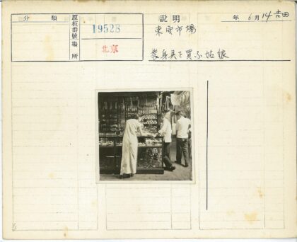 商店柜台前顾客挑选商品.jpg