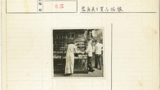 商店柜台前顾客挑选商品.jpg