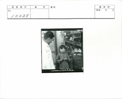 商店橱窗陈列与顾客.jpg