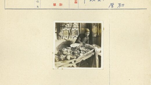 商贩与纱窗建筑街景.jpg