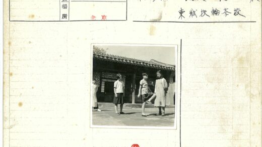 四人传统建筑前欢乐时光.jpg