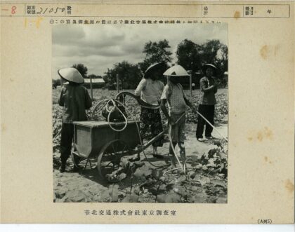 四人农田劳作工具车树木背景.jpg