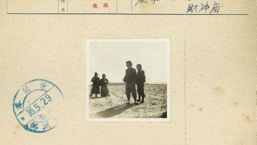 四人厚重衣着晴天草地合影.jpg