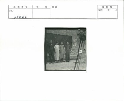 四人合影与相机三脚架.jpg
