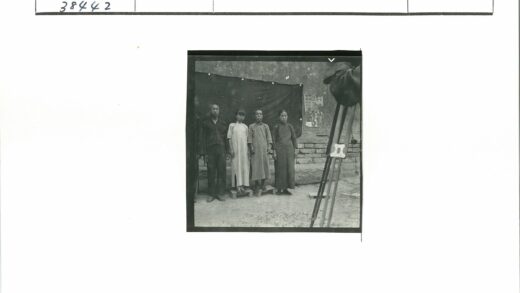 四人合影与相机三脚架.jpg