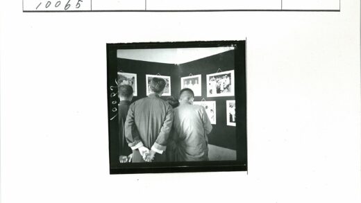 四人合影观展.jpg