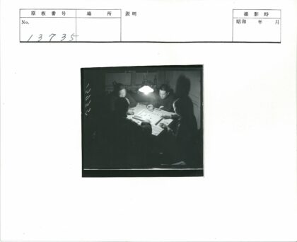 四人围坐玩棋盘游戏.jpg