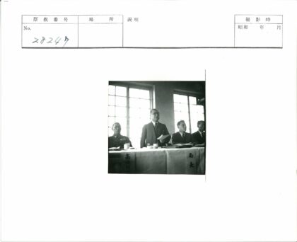 四人室内茶桌阅读时光.jpg