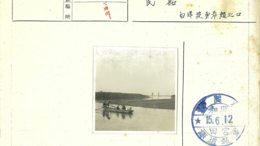 四人小船与帆船河景.jpg