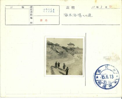 四人徒步山间石径与古建.jpg