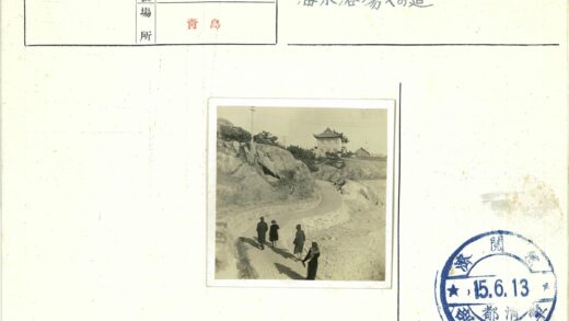 四人徒步山间石径与古建.jpg