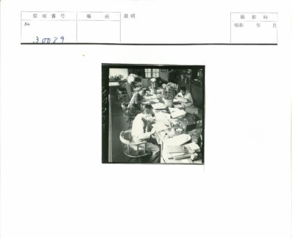 四人忙碌办公室工作场景.jpg