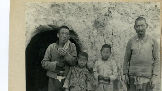 四人拱门石墙前合影.jpg