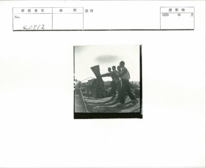 四人操作大型木制机器户外工作.jpg