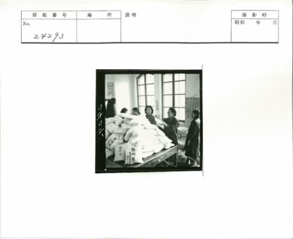 四人整理桌边袋子的室内场景.jpg