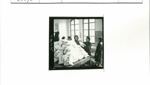 四人整理桌边袋子的室内场景.jpg