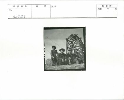 四人木屋前编织篮合影.jpg