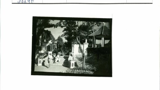 四人漫步花园楼梯通往宝塔建筑.jpg