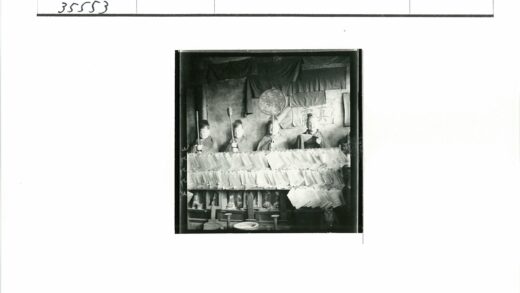 四人纸幕后合影与鼓装饰品.jpg