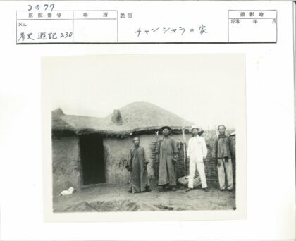 四人茅草屋前合影.jpg