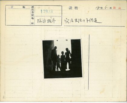 四人逆光门框剪影.jpg
