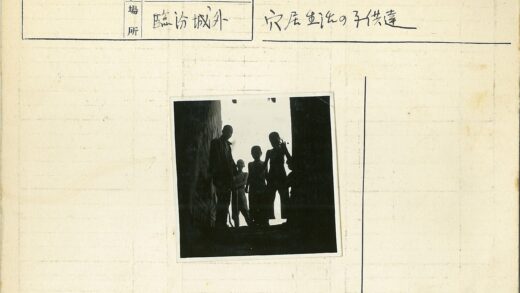 四人逆光门框剪影.jpg
