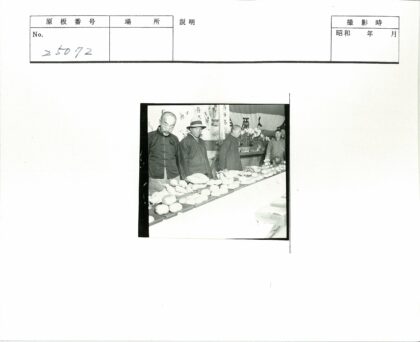 四位男士与丰盛食物长桌合影.jpg