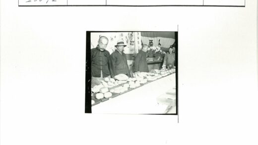 四位男士与丰盛食物长桌合影.jpg