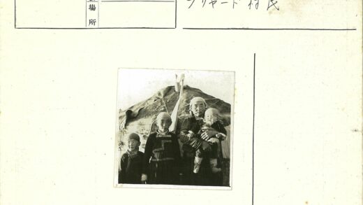 四口之家传统服饰帐篷前合影.jpg