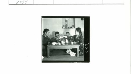四口之家温馨共餐时光.jpg