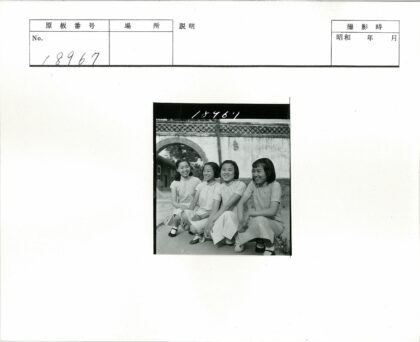 四女拱门树影建筑.jpg