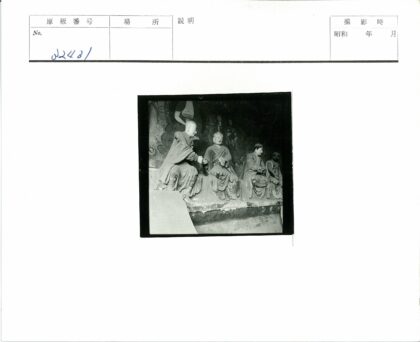 四尊长袍雕像与壁画背景.jpg