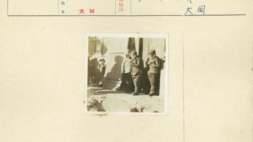 四童木墙前分站.jpg