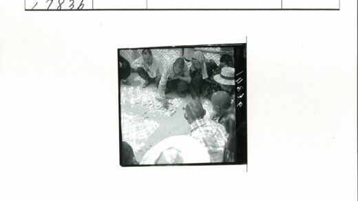 团队专注整理物品场景.jpg