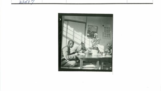 团队会议讨论植物装饰环境.jpg
