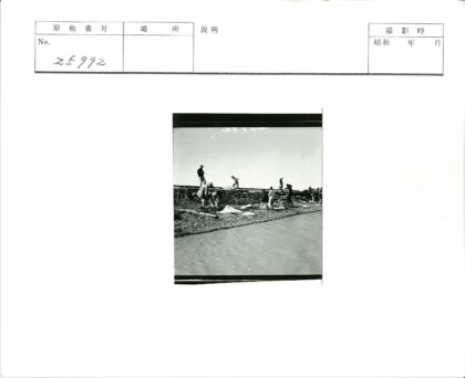 团队加固沙袋防洪屏障.jpg