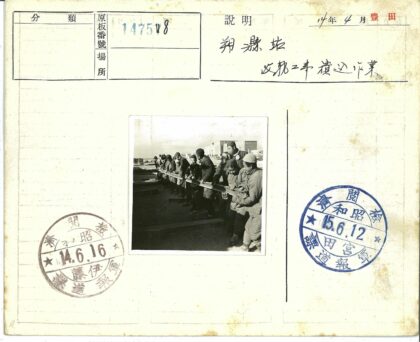 团队协作举起木梁的建筑工人.jpg
